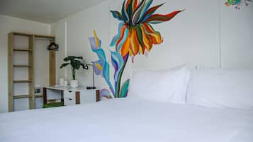 Cubrecamas, decoración personalizada, muebles diferentes y escritorio