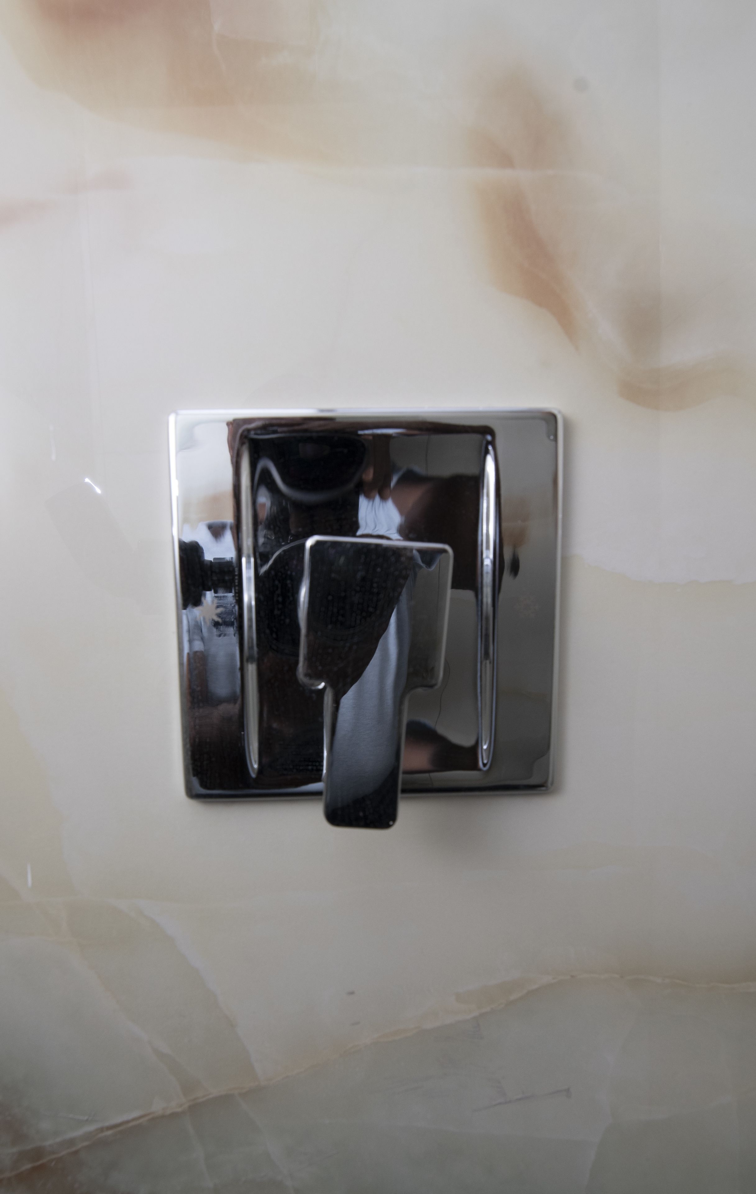 Un grifo de cromo fijado a la pared.