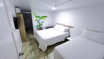 Cubrecamas, decoración personalizada, muebles diferentes y escritorio