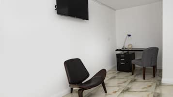 Superior King Rooms | 羽绒被、特色装修、特色家居、办公桌