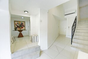 Coin salon dans le hall