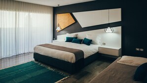 Ein modernes Schlafzimmer mit einem großen Bett, einem Nachttisch, einer Wand mit Holzelementen und einem grünen Teppich.