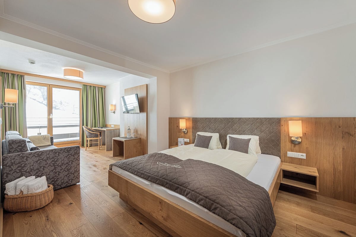 Hypo-allergenic bedding, in-room safe, desk, blackout curtains