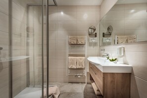 Habitación doble superior, balcón | Regadera en el baño