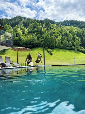 Udendørs pool, parasoller, liggestole