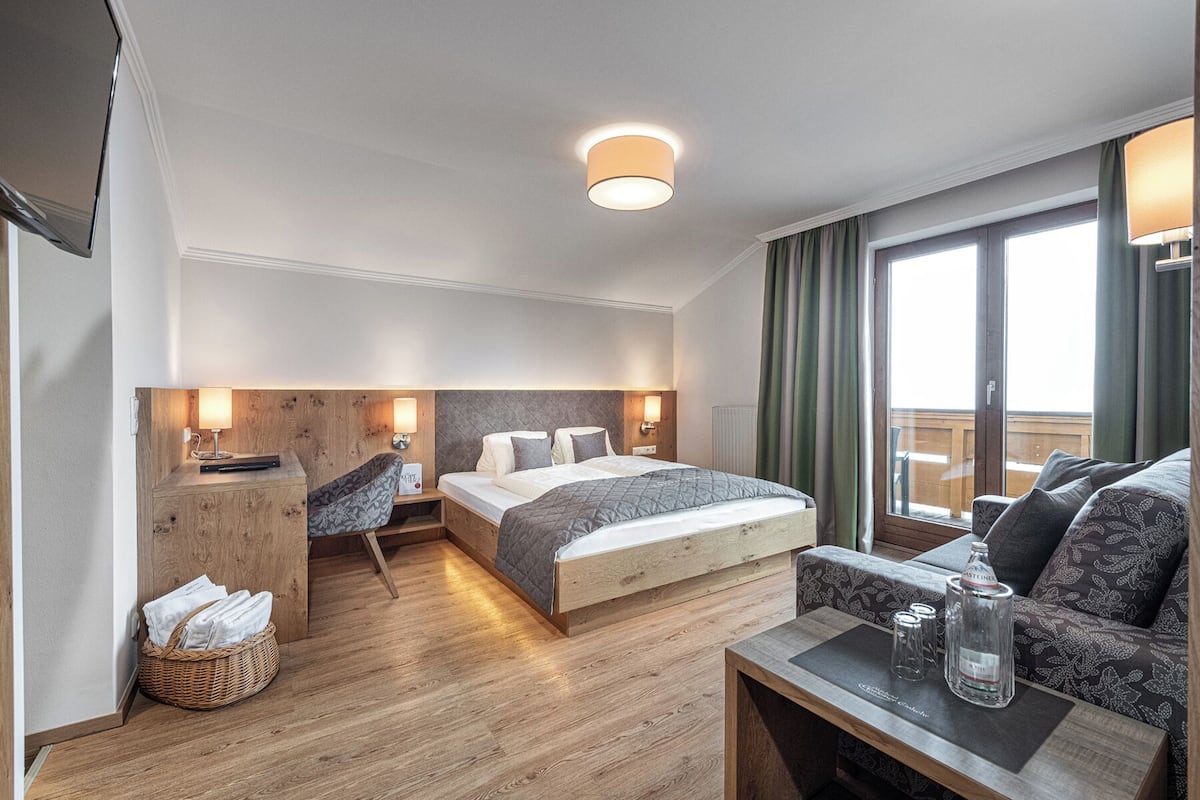 Hypo-allergenic bedding, in-room safe, desk, blackout curtains