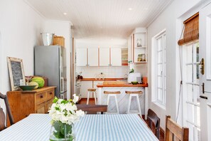 In-room dining - Cape Dutch Sea Cottage (Cape Town)