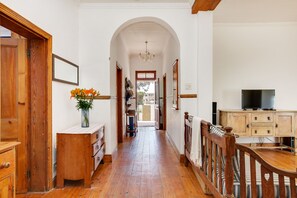 Casa de campo estándar, 3 habitaciones | Área de sala de estar | Televisión de pantalla plana, chimenea y Netflix 