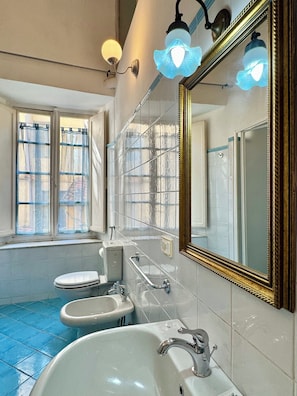 Chambre Triple, salle de bains privée (External) | Salle de bain | Douche, articles de toilette gratuits, sèche-cheveux, bidet