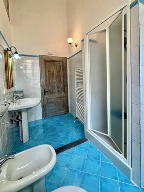 Triple Room, Private Bathroom (External) | Bathroom | Shower, free toiletries, hair dryer, bidet - Lucca Charm (Lucca)
