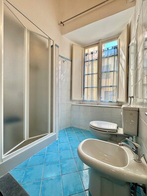 Triple Room, Private Bathroom (External) | Bathroom