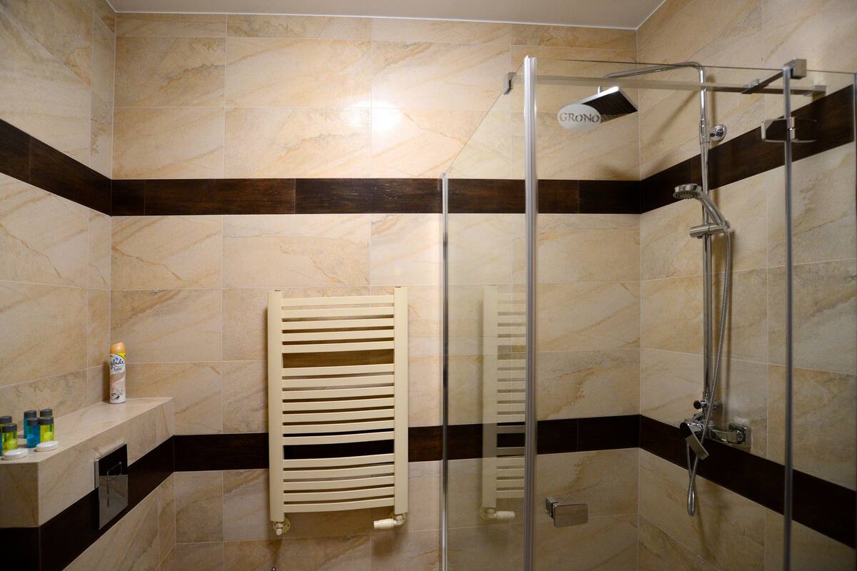 basic double or twin room, 1 queen bed, non smoking, hill view | bathroom | shower, rainfall showerhead, free toiletries, towels