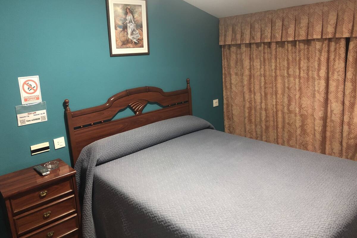 Habitación doble, 1 cama matrimonial | Cortinas blackout, wifi gratis y ropa de cama