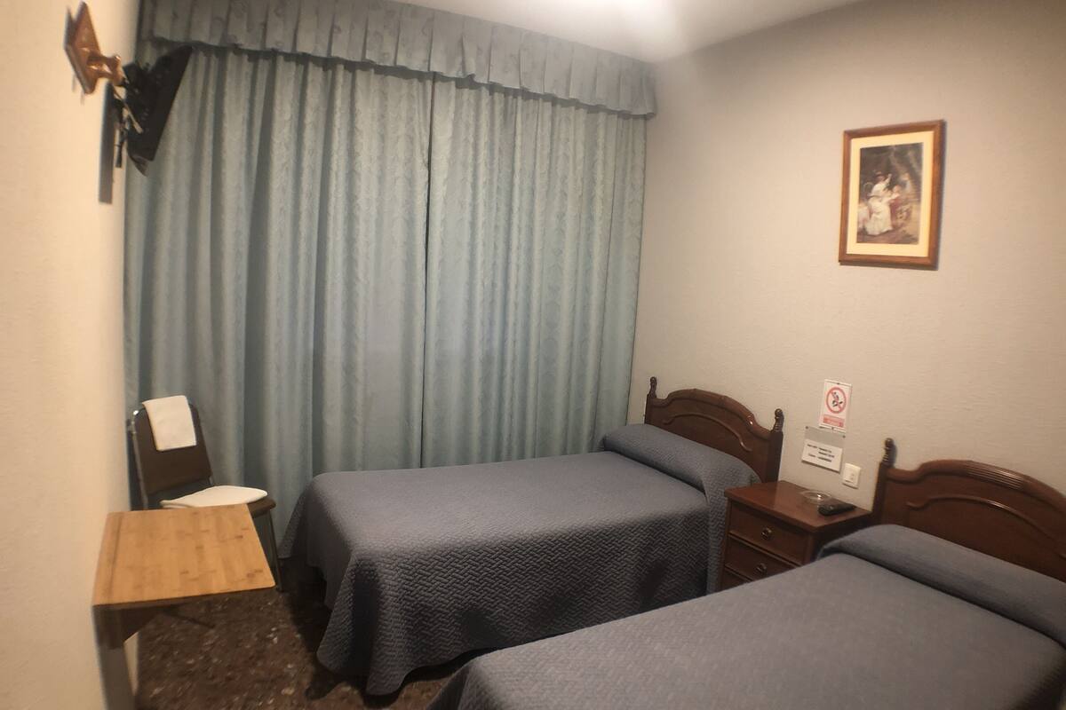Cortinas blackout, wifi gratis y ropa de cama