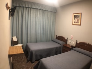 Cortinas blackout, wifi gratis y ropa de cama