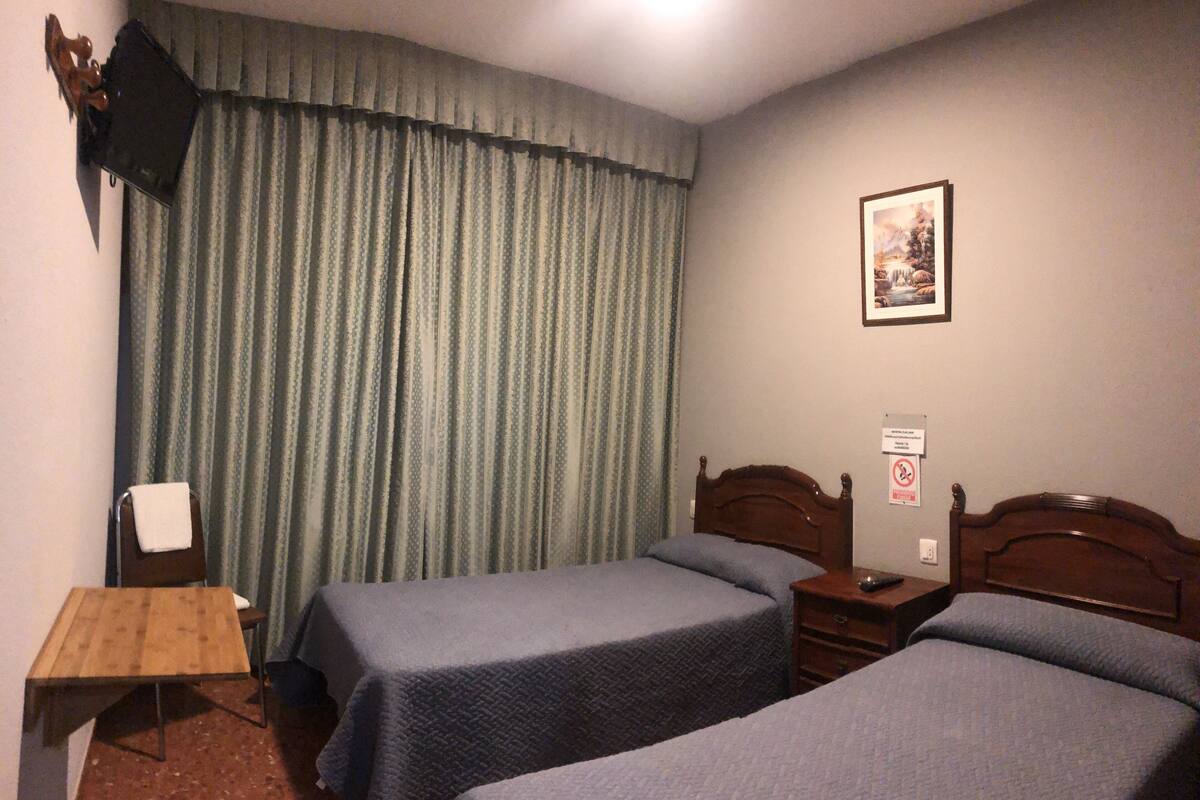 Cortinas blackout, wifi gratis y ropa de cama