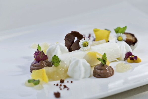 Un plato de postre con diferentes ingredientes y adornos.