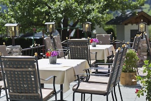 Petit déjeuner, déjeuner et dîner servis sur place, vue sur le jardin