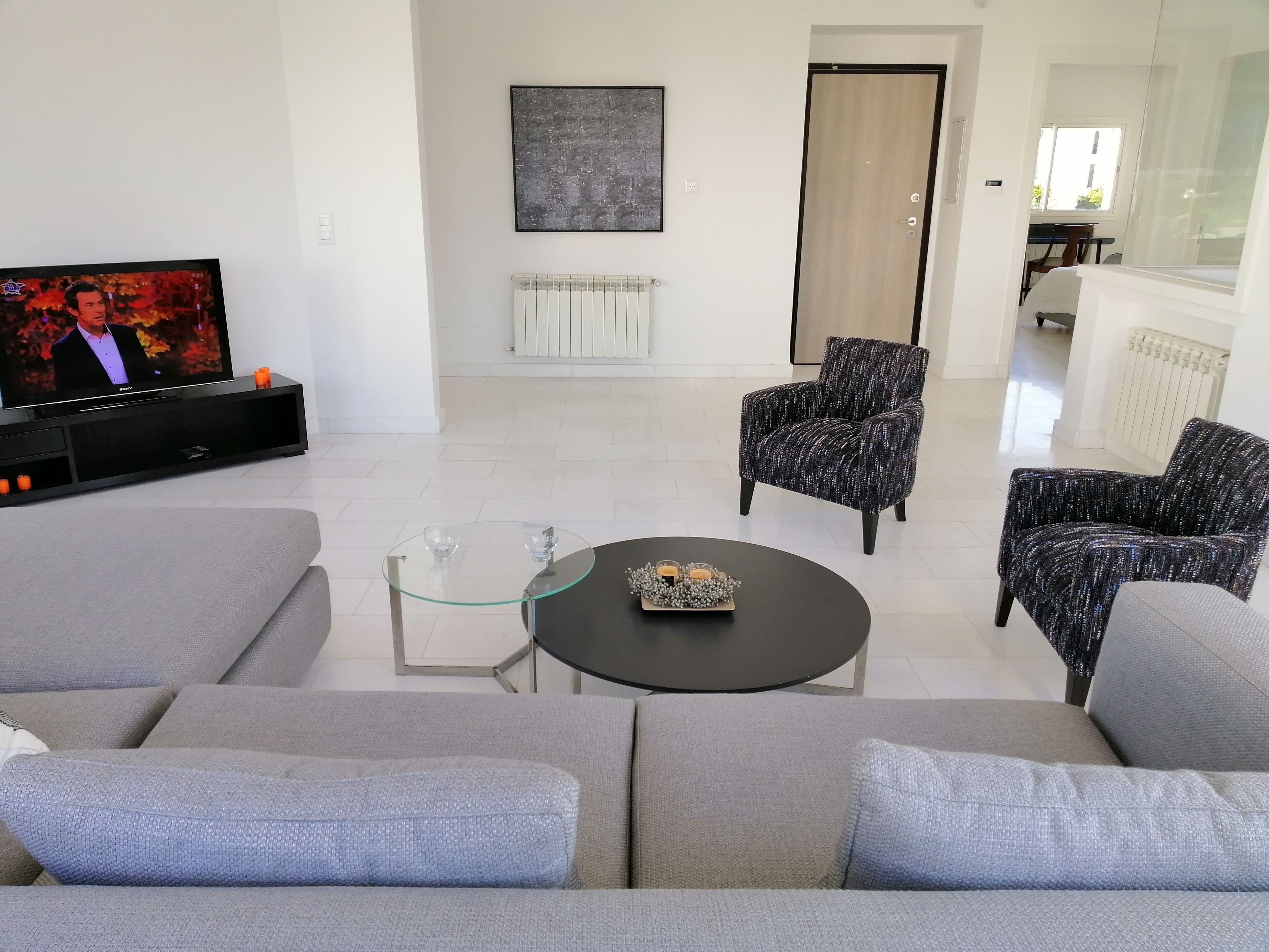 Appartement Luxe, 2 chambres, en bord de plage | Salle de séjour | Télévision à écran plat, Netflix