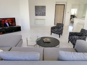 Appartement Luxe, 2 chambres, en bord de plage | Salle de séjour