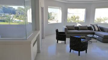 Appartement Luxe, 2 chambres, en bord de plage | Salle de séjour | Télévision à écran plat, Netflix