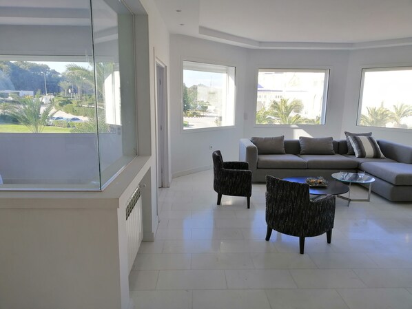 Appartement Luxe, 2 chambres, en bord de plage | Salle de séjour