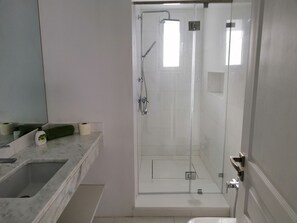 Luxury Apartment, 2 Bedrooms, Beachside | Bathroom | Shower, hair dryer, towels - Luxurious Apartment in le Palace (La Marsa)