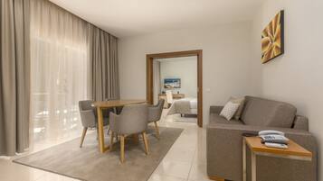 Una sala de estar moderna con un sofá, una mesa de centro y un comedor con sillas.