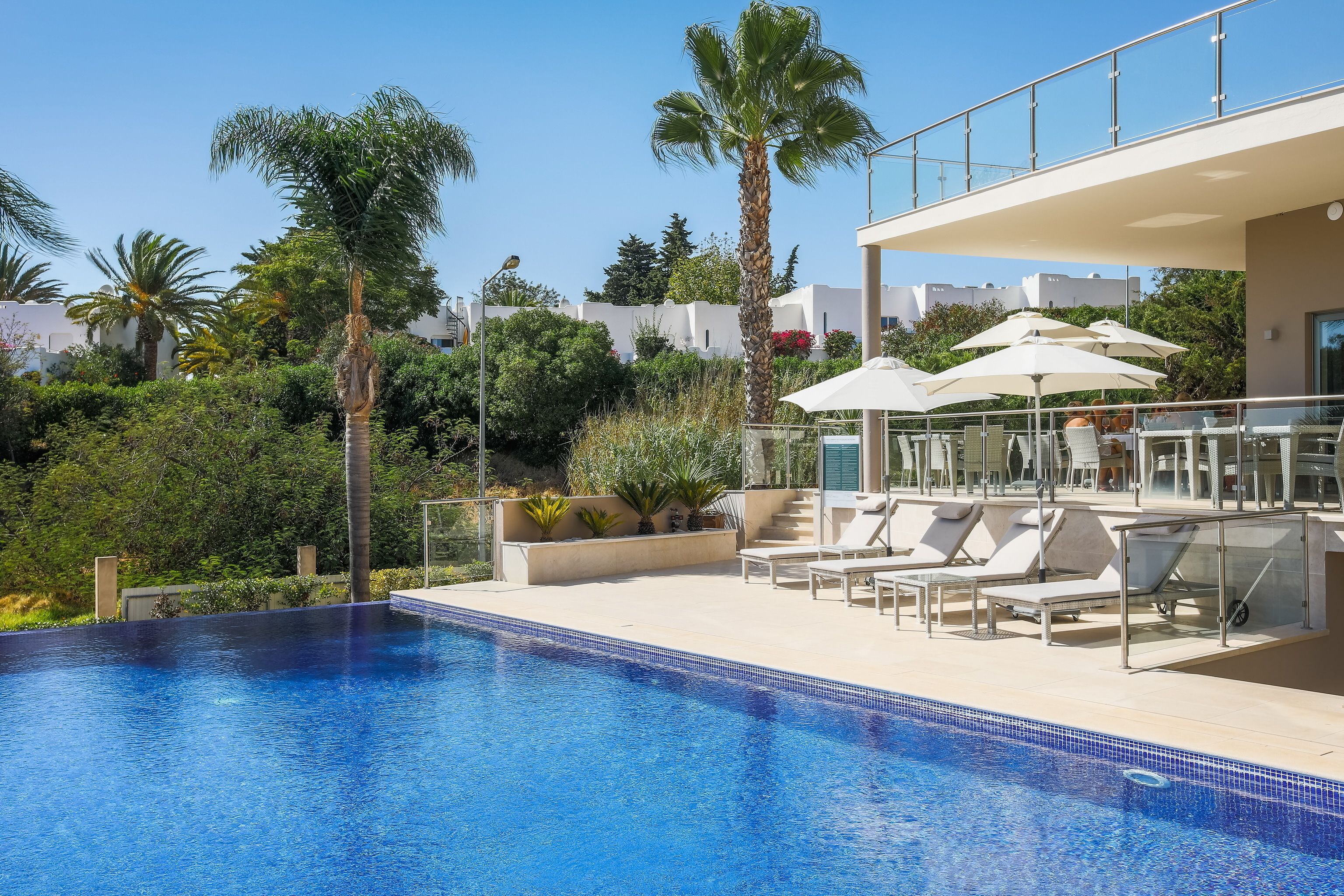 Kolam renang tertutup, kolam renang terbuka, kerusi lepak pantai 