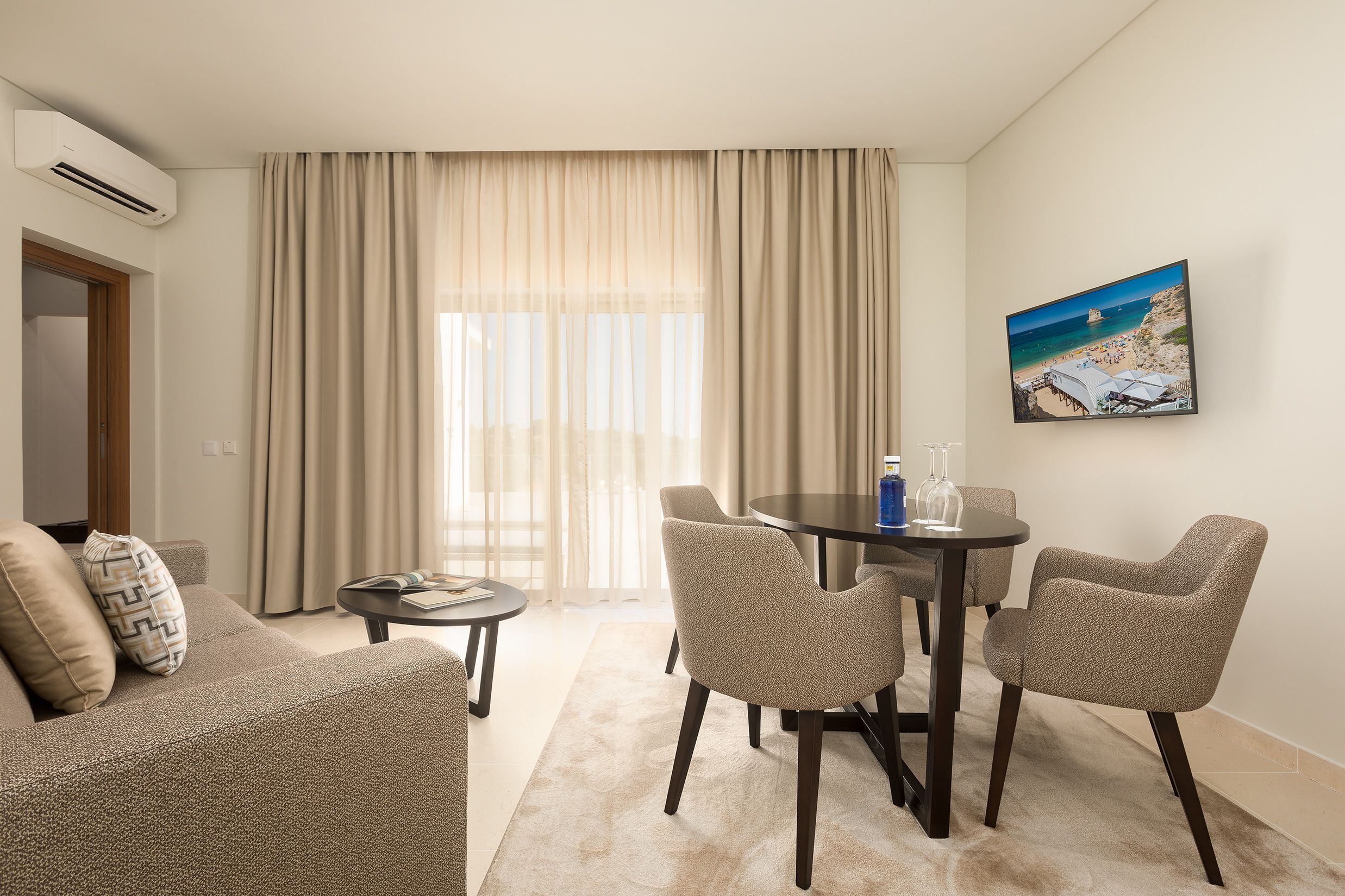 Suite, vista al mar | Área de sala de estar | Televisión de pantalla plana 