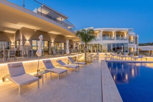 Una piscina techada, una piscina al aire libre