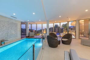 Indoor pool, outdoor pool, pool loungers - Caneiros Luxury House & Suites (Lagoa)