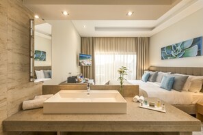 Minibar, in-room safe, blackout curtains, soundproofing - Caneiros Luxury House & Suites (Lagoa)
