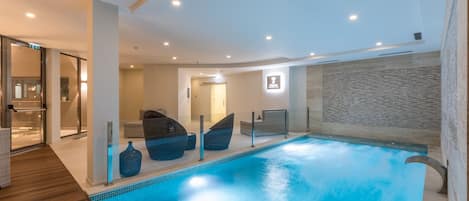 Piscine intérieure, piscine extérieure, chaises longues