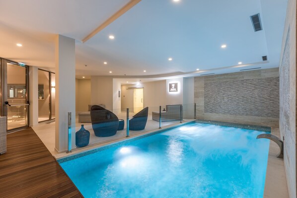 Kolam renang tertutup, kolam renang terbuka, kerusi lepak pantai 