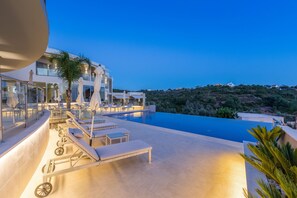 Indoor pool, outdoor pool, pool loungers - Caneiros Luxury House & Suites (Lagoa)