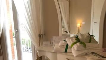 Panoramic Suite (Castel Baronia) | In-room safe, desk, cribs/infant beds, free WiFi