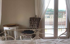 Suite panorámica (Castel Baronia) | Caja de seguridad en la habitación, escritorio, cunas y wifi gratis