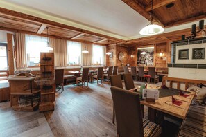 Ze serveren er ontbijt, lunch en diner 