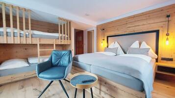 Quarto quádruplo | Cofres nos quartos, Wi-Fi de cortesia, roupa de cama