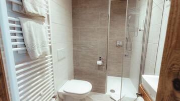 Quarto quádruplo | Banheiro | Chuveiro, chuveiro com efeito de chuva, produtos de toalete grátis