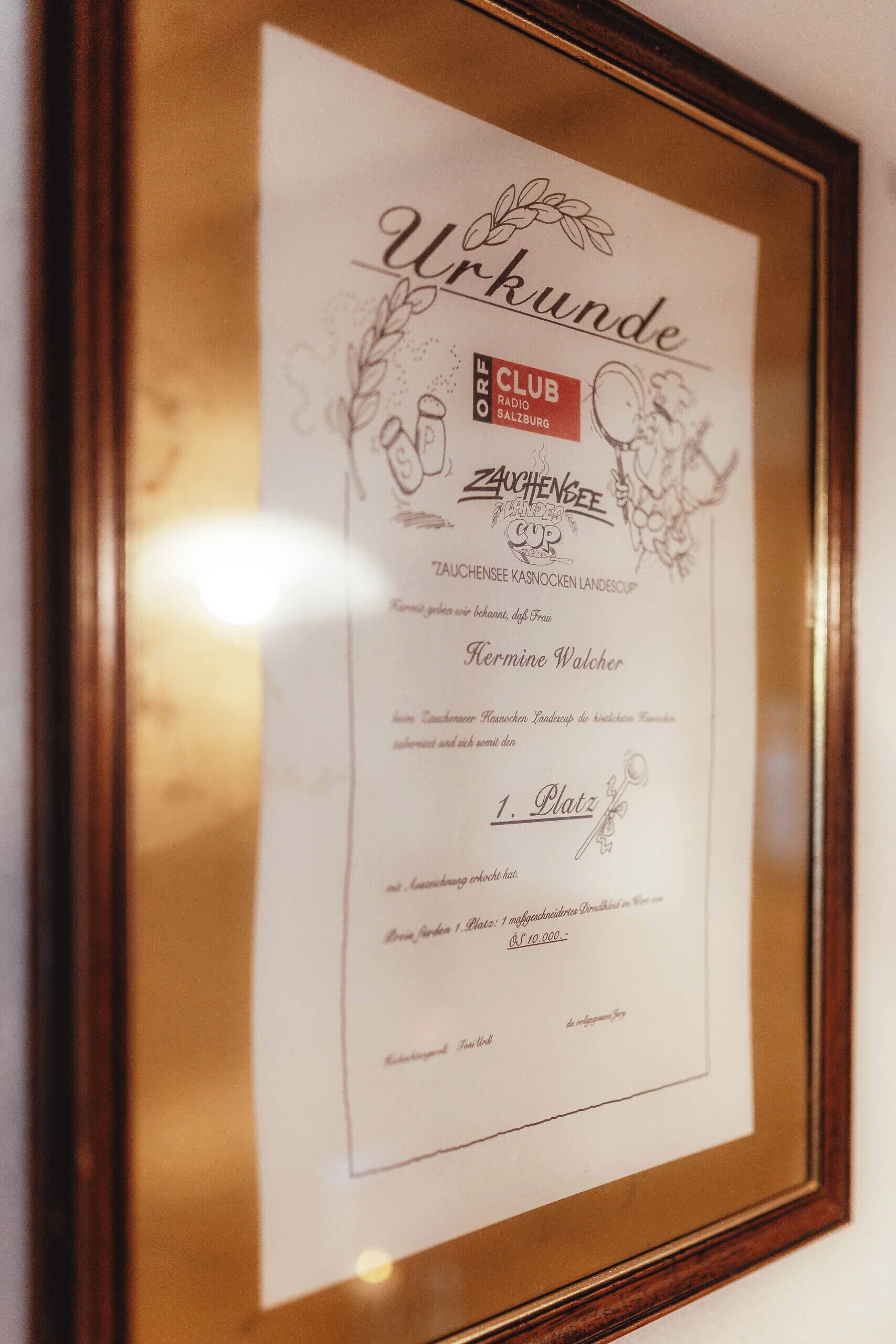 A framed certificate with text and logos, including "Wirkunde" and "ZACHTENBEE."