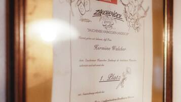 A framed certificate with text and logos, including "Wirkunde" and "ZACHTENBEE."