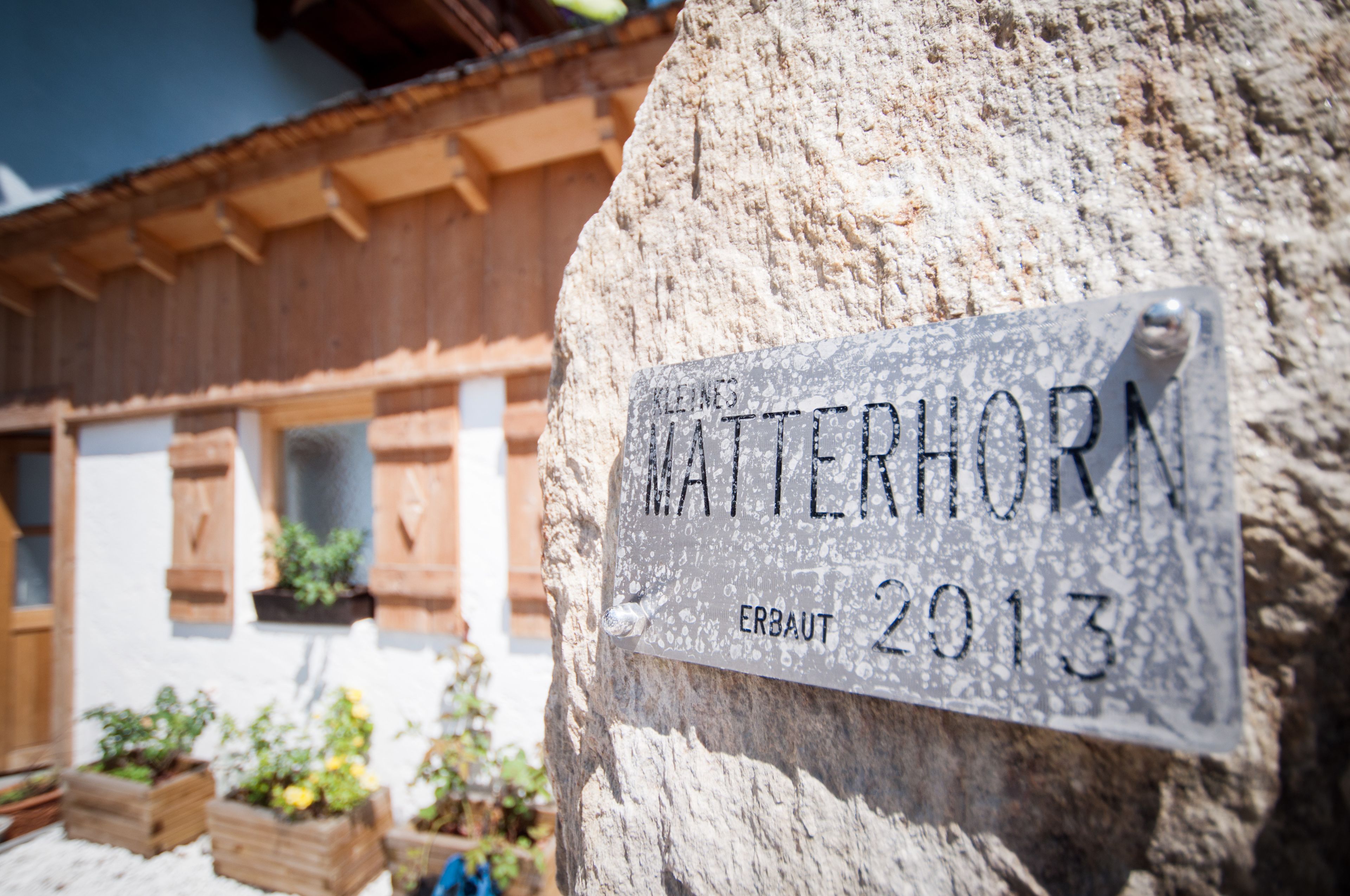Un letrero en una roca con el texto 'MATTERHORN ERBAUT 2013'.