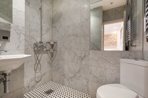 Luxury-Apartment, 2 Schlafzimmer, Nichtraucher, Stadtblick | Badezimmer | Hydromassagedusche, kostenlose Toilettenartikel, Haartrockner