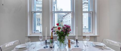 Luxury Apartment, 2 Bedrooms, Non Smoking, City View | In-room dining