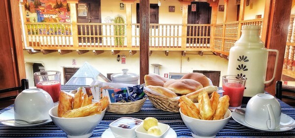 Café da manhã completo grátis todos os dias