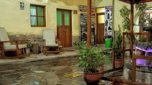 Interior entrance - Okidoki Cusco Hostal - Hostel (Cusco)