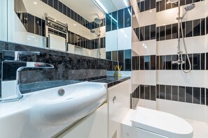 Apartamento, 4 quartos, para não fumantes | Banheiro | Chuveiro, ducha de hidromassagem, produtos de toalete grátis 