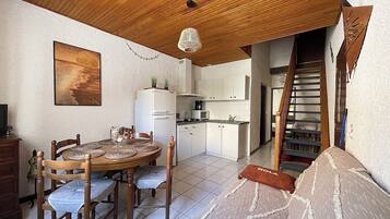 Comfort Apartment | Private kitchen | Full-size fridge, microwave, oven, stovetop